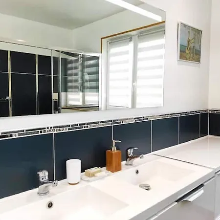 Holiday Home Near Lake And Leisure In Clos Du Bannet, Cleaning Included בית נופש